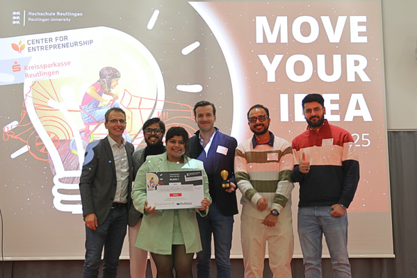 Aufnahme des Siegerteams auf der Bühne beim Regional Cup Move Your Idea 2025 am 4. Dezember 2025 in Reutlingen. Bildrechte: Center for Entrepreneurship – Hochschule Reutlingen.