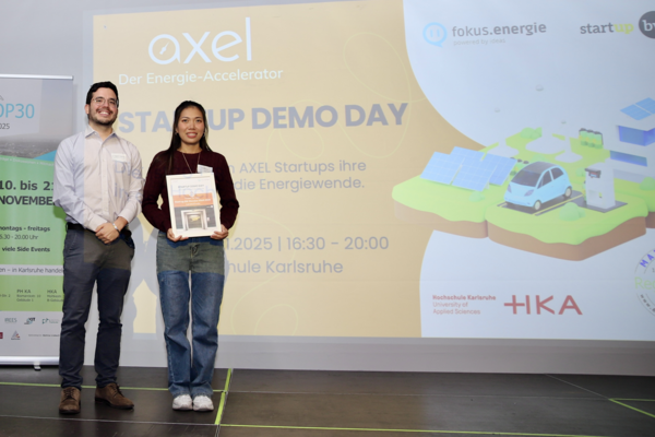 Aufnahme zeigt das Sieger-Team vom „Startup Demo Day von AXEL – Der Energie-Accelerator“ im November in Karlsruhe. Bildrechte: fokus energie e.V.