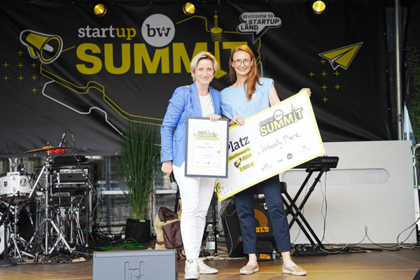 Siegerfoto Start-up BW Cluster Pitch-Wettbewerb VirtuallyThere mit Wirtschaftsministerin Dr. Nicole Hoffmeister-Kraut. Fotograf: Kristijan Matic.