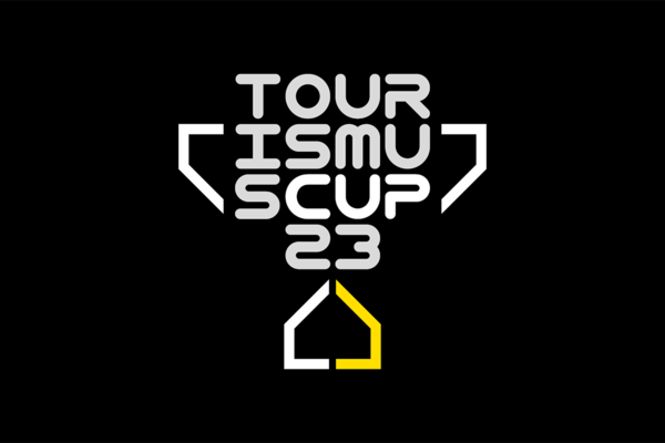 Logo Special Cup Tourismus. Pokal aus typografischen und grafischen Elementen in weiß und gelb auf schwarzem Hintergrund.