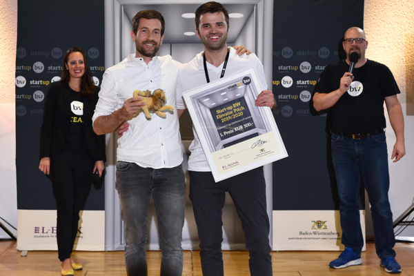 Gründer von die BäckerAI mit Urkunde beim Start-up BW Elevator Pitch Heilbronn-Franken.