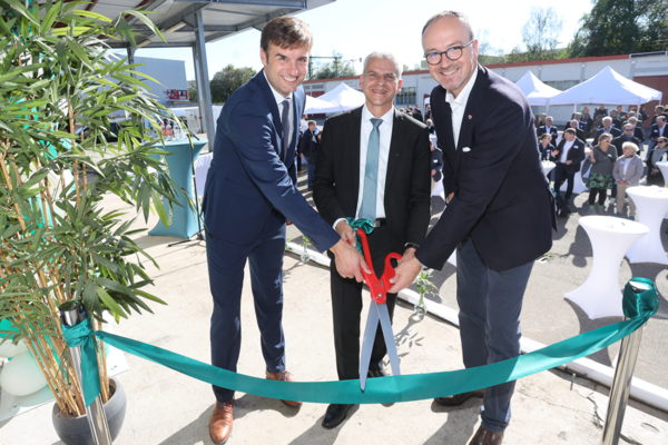 Landrat Zeno Danner, Staatssekretär Dr. Patrick Rapp und Oberbürgermeister Uli Burchardt (von links nach rechts) eröffnen den neuen Makerspace innolab bodensee auf dem Konstanzer Innovationsareal. Bildrechte: innolab.bodensee