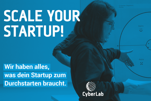 Eine Frau hält einen Workshop und steht vor einem Whiteboard. Text: Scale your startup! Wir haben alles, was dein Startup zum Durchstarten braucht. Logo: CyberLab Startup Accelerator.