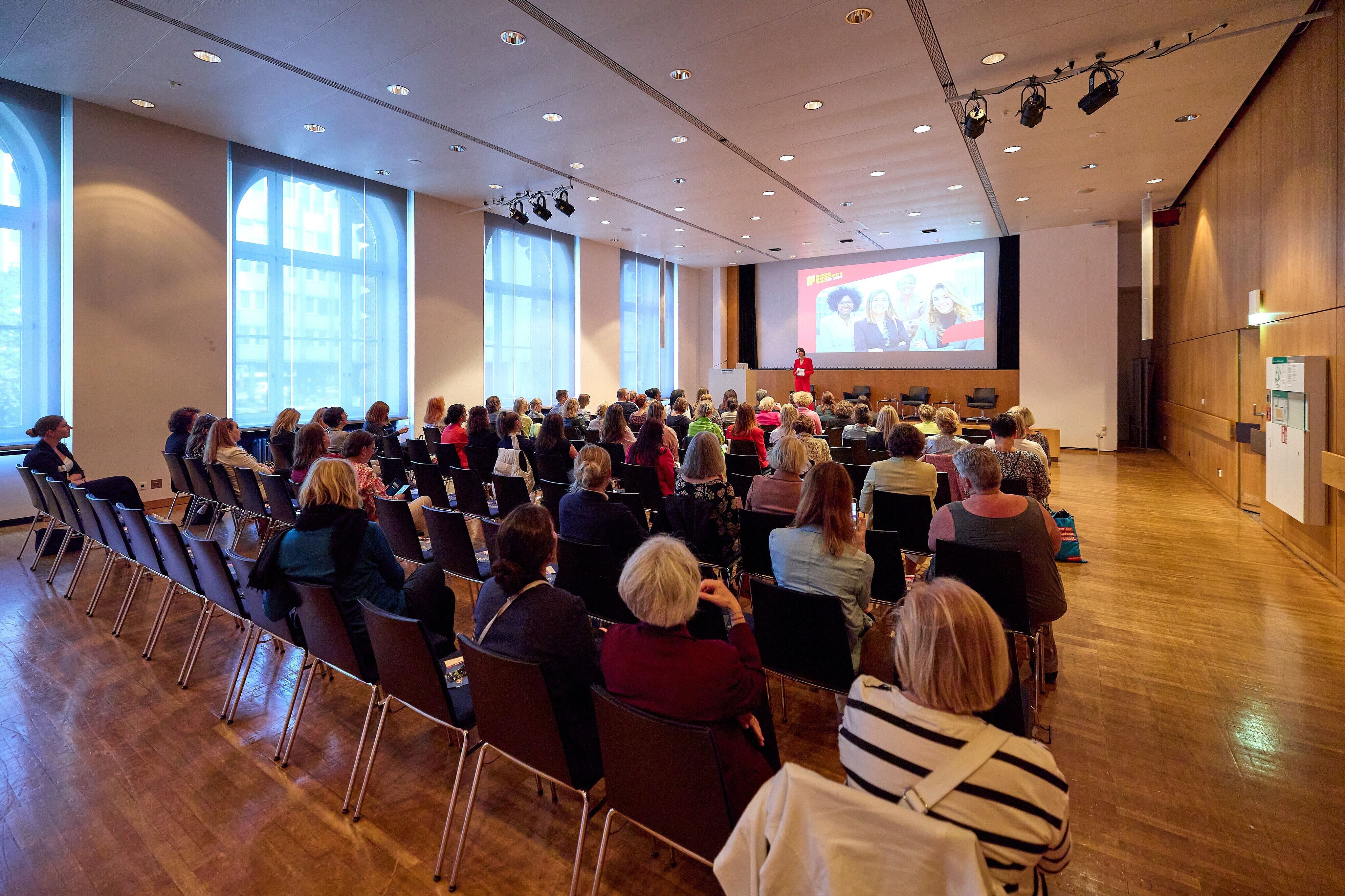 Fotoaufnahme von der Auftaktveranstaltung der Frauenwirtschaftstage Baden-Württemberg 2024. Fotograf: Christian Leibig.