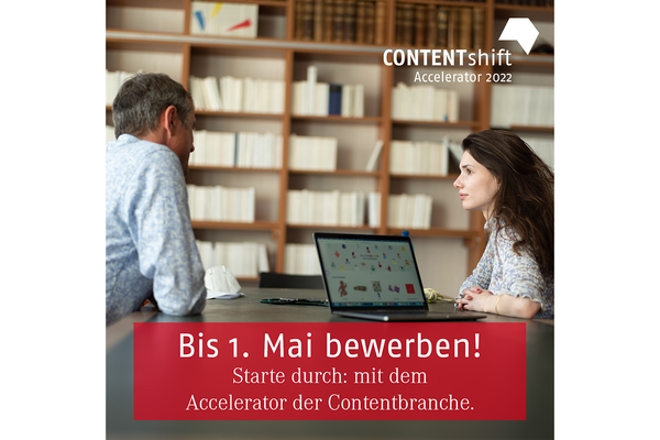 Eine Frau und ein Mann sitzen an einem Tisch und arbeiten gemeinsam an einem Projekt. Im Hintergrund ist ein volles Bücherregal. Text: Bis 1. Mai bewerben! Starte durch mit dem Accelerator der Contentbranche. Logo: CONTENTshift-Accelerator. Bildrechte: vntr.media 