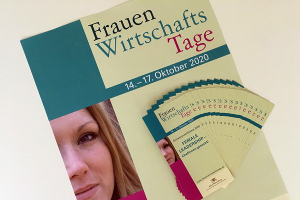 Flyer: FrauenWirtschaftstage vom 14. - 17. Oktober 2020. Auf einer Broschüre sind mehrere Falzflyer ausgelegt.