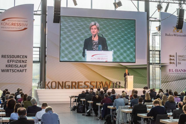 Wirtschaftministerin Dr. Nicole Hoffmeister-Kraut am Rednerpult auf der Bühne beim Kongress BW 2018