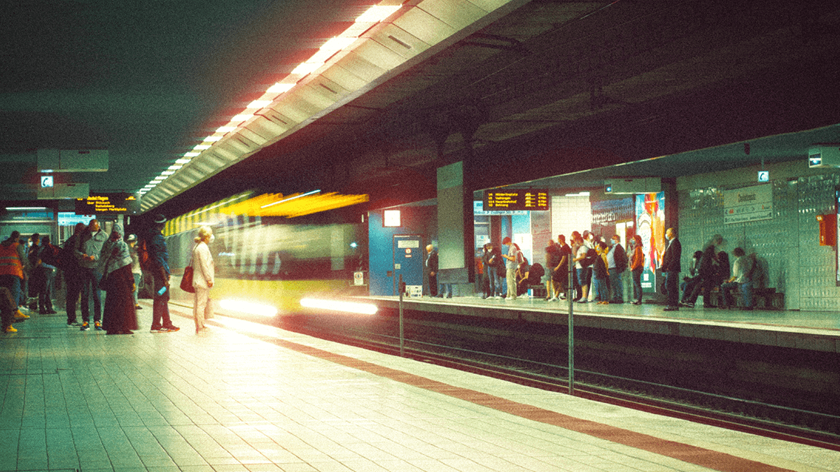 U-Bahnstation in Stuttgart mit einfahrender Bahn.