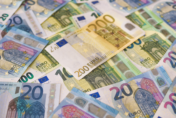 Mehrere Euro-Banknoten mit unterschiedlichen Gegenwerten.