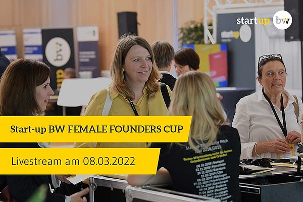 Mehrere Frauen unterhalten sich an einem Messestand. Textfeld links: Start-up BW Female Founders Cup - Livestream am 08.03.2022. Logo: Start-up BW