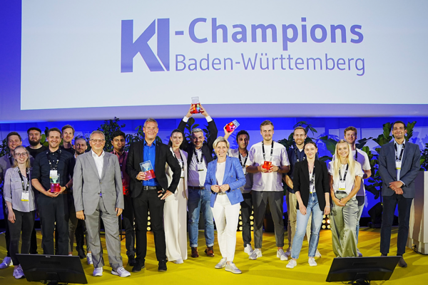Wirtschaftsministerin Dr. Nicole Hoffmeister-Kraut mit den “KI-Champions Baden-Württemberg 2024” im Rahmen des Start-up BW Summits am 11. Juli. Bildrechte: Kristijan Matic.