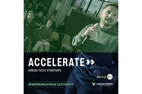 Flyer für das neue Accelerate-Programm für Green-Tech Start-ups. Text: ACCELERATE Green-Tech-Startups. Bewerbungsphase gestartet! Logos: Smart Green Accelerator, Start-up BW