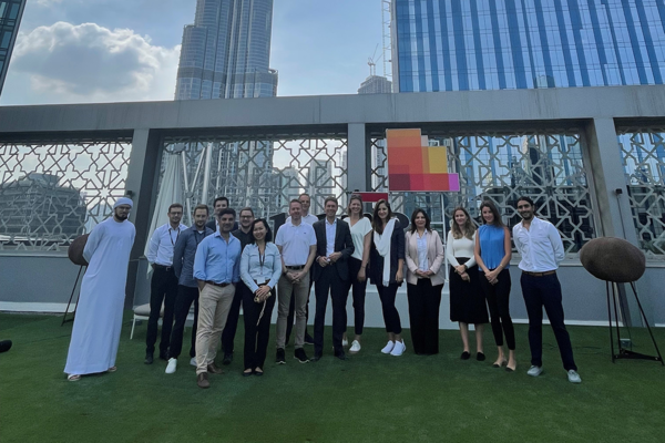 Teilnehmerinnen und Teilnehmer der Delegationsreise vor der Skyline von Dubai (Deutsch-Emiratische Industrie- und Handelskammer (AHK))