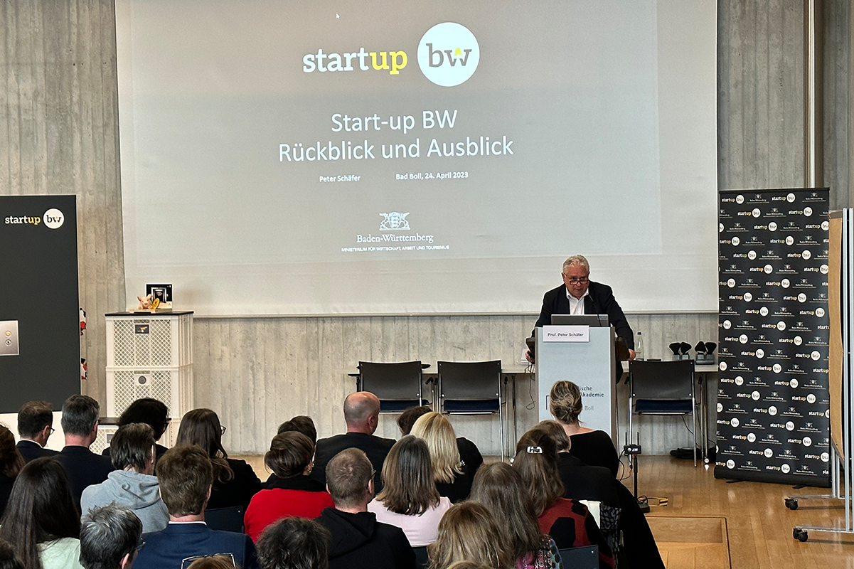 Prof. Peter Schäfer (Wirtschaftsministerium - Start-up BW) hält Vortrag in der evangelischen Akademie Bad Boll bei der Start-up BW Arbeitstagung 2023.