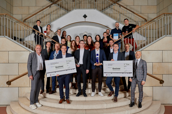 Gruppenfoto aller Gewinnerinnen und Gewinner der Businesplanphase von "Science4Life Energy Cup 2022". Bildrechte: Science4Life