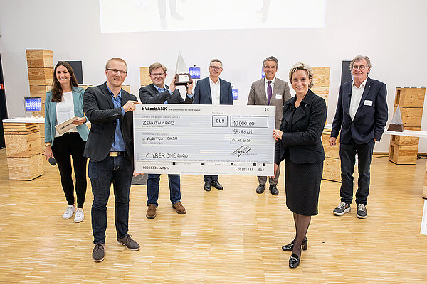 Wirtschaftsministerin Dr. Nicole Hoffmeister Kraut übergibt Scheck an Gewinner-Team beim CyberOne Award 2020.