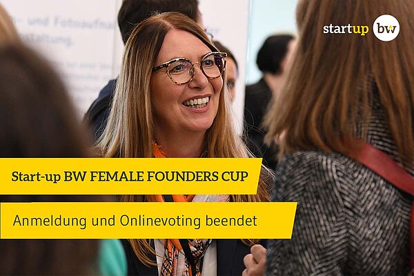 Zwei Frauen unterhalten sich freudig auf einer Veranstaltung. Text: Start-up BW Female Founders Cup. Anmeldung und Onlinevoting beendet. Logo: Start-up BW