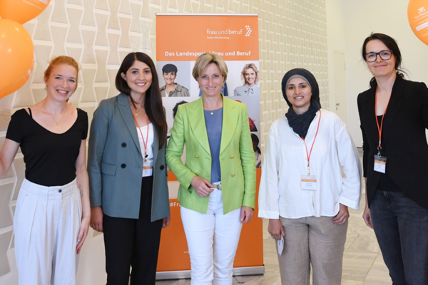 Vier Frauen mit Ministerin Dr. Nicole Hoffmeister-Kraut beim Go-Live Event der Plattform "Frau und Beruf Baden-Württemberg".