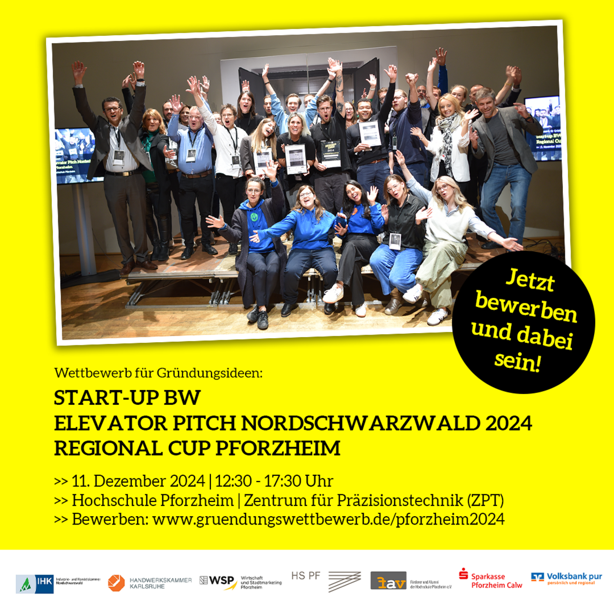 Visual zum Elevator Pitch Vorentscheid in Pforzheim am 11. Dezember 2024. Gruppenbild von der Siegerehrung der Veranstaltung im Jahr 2023. Text:  Wettbewerb für Gründungsideen:  Start-up BW Elevator Pitch Nordschwarzwald 2024 Regional Cup Pforzheim  >> 11. Dezember 2024 | 12:30 - 17:30 Uhr >> Hochschule Pforzheim | Zentrum für Präzisionstechnik (ZPT) >> Bewerben: www.gruendungswettbewerb.de/pforzheim2024  - Call to Action zur Bewerbung und Logos der Veranstalter: Industrie- und Handelskammer Nordschwarzwald, Handwerkskammer Karlsruhe, Wirtschaft und Stadtmarketing Pforzheim/ Kreativwirtschaft, Hochschule Pforzheim, FAV der Hochschule, Sparkasse Pforzheim Calw, Volksbank pur