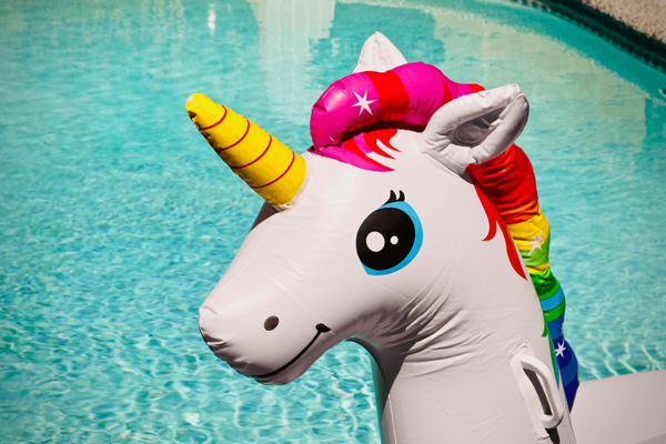 Aufblasbare Einhorn-Figur schwimmt in einem Swimming-Pool.