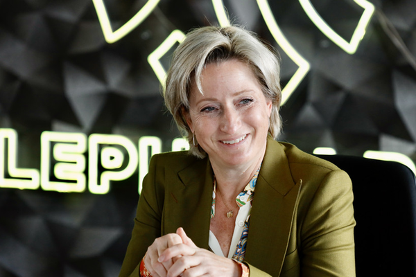 Wirtschaftsministerin Dr. Nicole Hoffmeister-Kraut beim Besuch des Deep-Tech Start-ups Aleph Alpha in Heidelberg im Oktober 2023.