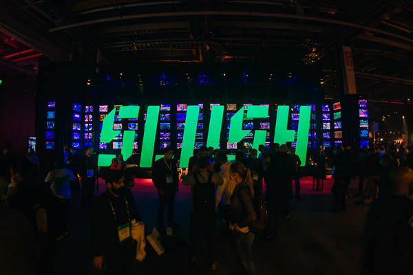 Aufnahme SLUSH Festival 2021. Im Hintergrund leuchtet das SLUSH Logo in türkis. Bildrechte: Slush 2021 / Julius Konttinen.