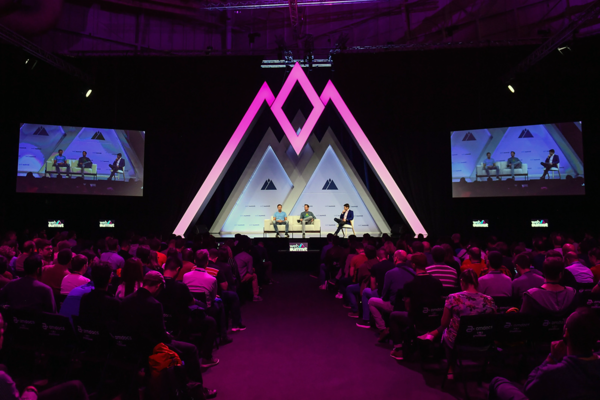 Bühne mit Talk-Gästen und Publikum beim Web Summit.