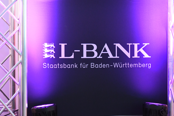 Logo L-Bank weiß auf schwarzem Hintergrund.