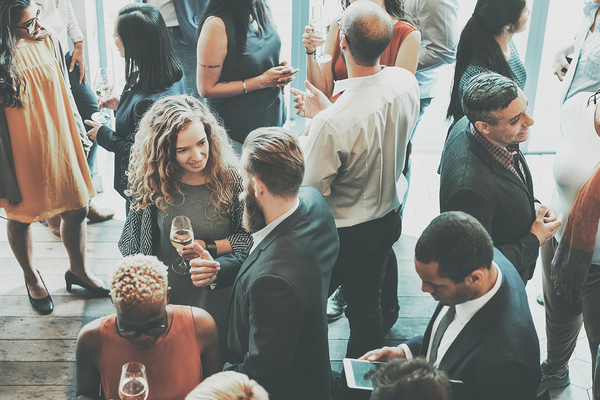 Mehrere Menschen unterhalten sich bei einer Networking-Veranstaltung miteinander. Bildrechte: istock.com/Rawpixel