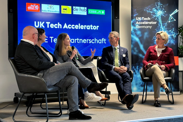 Panel-Diskussion im Rahmen der Kick-Off Veranstaltung zum UK Tech Accelerator Programm am 12.09.2024 bei CODE_n in Stuttgart. Panel-Teilnehmerinnen von links nach rechts: Ulrich Dietz von CODE_n, Cornelia Frank von Baden-Württemberg International, Moderatorin, Britischer Botschafter in Deutschland Andrew Mitchell, baden-württembergische Wirtschaftsministerin Dr. Nicole Hoffmeister-Kraut.