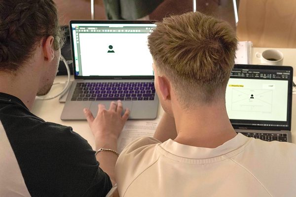 Pressebild Start neunte Runde ASAP BW. Zwei männliche Studenten arbeiten gemeinsam an einem Projekt am Laptop. Bild: Fotograf Sascha Heinz.