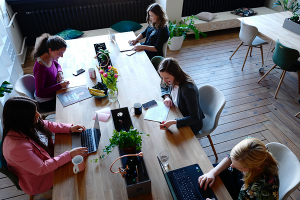 Unternehmerinnen in einem CoWorking-Space.