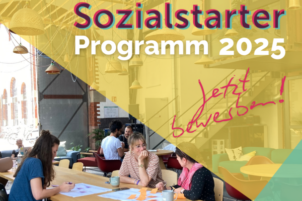 Key Visual für die Bewerbungsphase des Programms SOZIALSTARTER vom Social Innovation Lab Freiburg. Im Hintergrund sitzen mehrere Personen an einem Tisch und unterhalten sich.