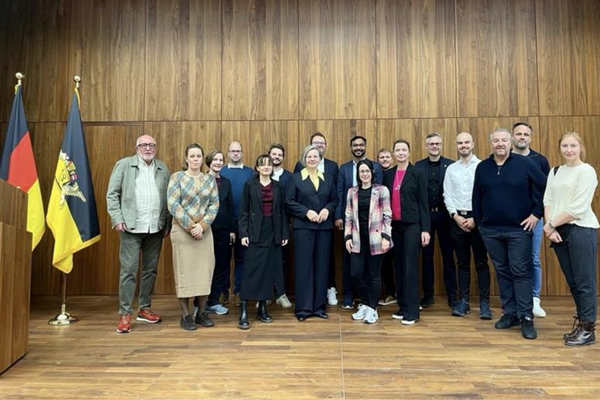 Gruppenfoto der baden-württembergischen Delegation in der Vertretung des Landes Baden-Württemberg in Brüssel im Rahmen der Start-up BW Ökosystemreise im November 2025. Bildrechte: Baden-Württemberg International.