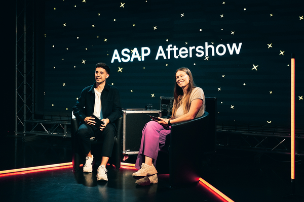 Tobias Schäfer, Moderator und June Nadiello, Moderatorin und Projektleiterin von ASAP BW sendeten das ASAP BW Finale live aus dem TVStudio der Hochschule der Medien (von links nach rechts). Bildquelle: Sascha Heinz