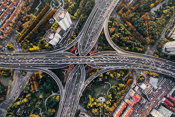 Viel befahrenes Autobahnkreuz in einer Stadt aus der Vogelperspektive