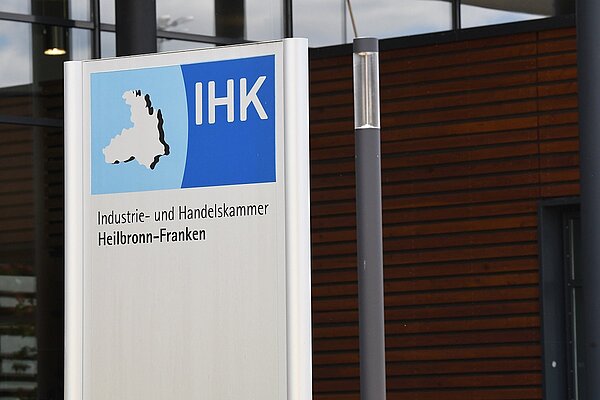 Logo der IHK Heilbronn-Franken auf grauem Schild.