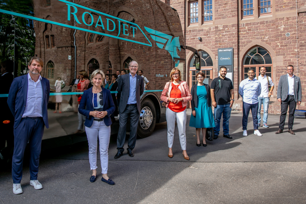 Gruppenbild mit Wirtschaftsministerin Dr. Nicole Hoffmeister-Kraut bei Ihrem Besuch des CyberForums in Karlsruhe.