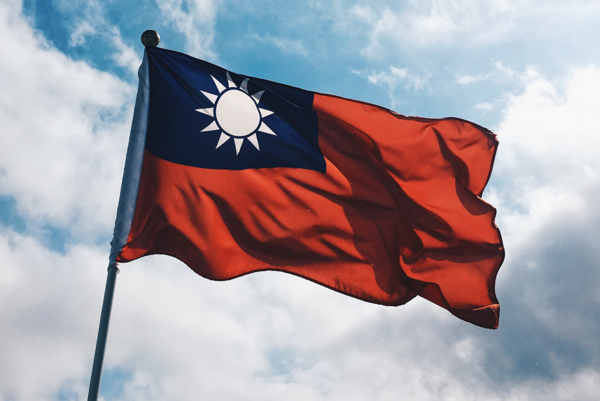 Wehende taiwanesische Flagge an Fahnenmast.