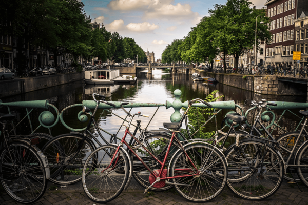 Fahrräder lehnen an einer Brücke in Amsterdam.