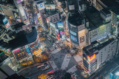 Aufnahme von der Alle-Gehen-Kreuzung von Shibuya in Tokio.