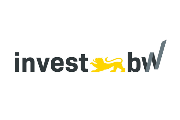 Logo Invest BW. Schwarze Schrift und gelber Löwe.