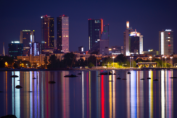 Nachtaufnahme der Skyline von Tallinn in Estland.