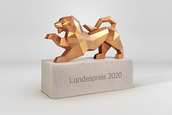 Goldener Landeslöwe auf Betonsockel als Trophäe