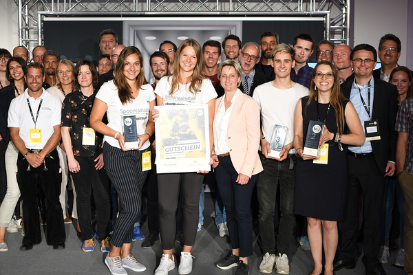 Gruppenfoto beim Landesfinale 2019 von Wirtschaftsministerin Dr. Nicole Hoffmeister-Kraut und den Finalistinnen und Finalisten der sechsten Wettbewerbsrunde "Start-up BW Elevator Pitch"