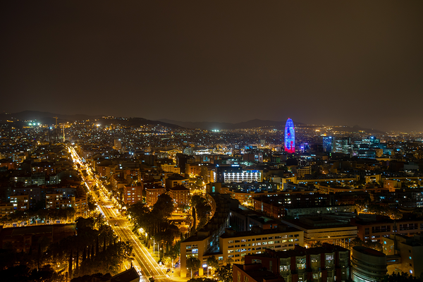 Eine Nachtaufnahme von der Innenstadt in Barcelona.