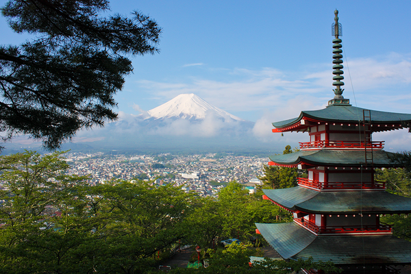 Eine Fotoaufnahme eines Tempels. Im Hintergrund Berg Fuji in Japan.