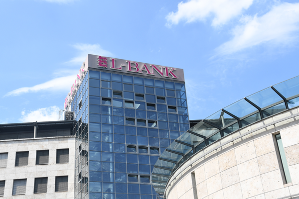 Gebäude der L-Bank mit Logo an der Fassade in Stuttgart.