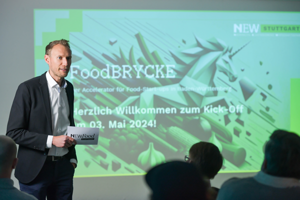 Bernhard Grieb, Leiter der Wirtschaftsförderung der Stadt Stuttgart, hält einen Vortrag bei der Kick-Off Veranstaltung zum ersten Durchlauf des Accelerators FoodBRYCKE.