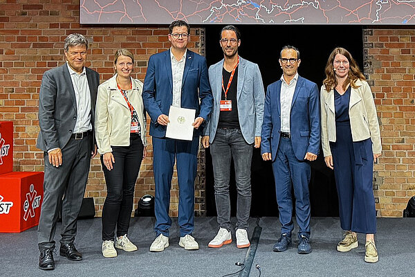 Gruppenbild Vertreterinnen und Vertreter des Verbunds NXTGEN mit Bundeswirtschaftsminister Robert Habeck.